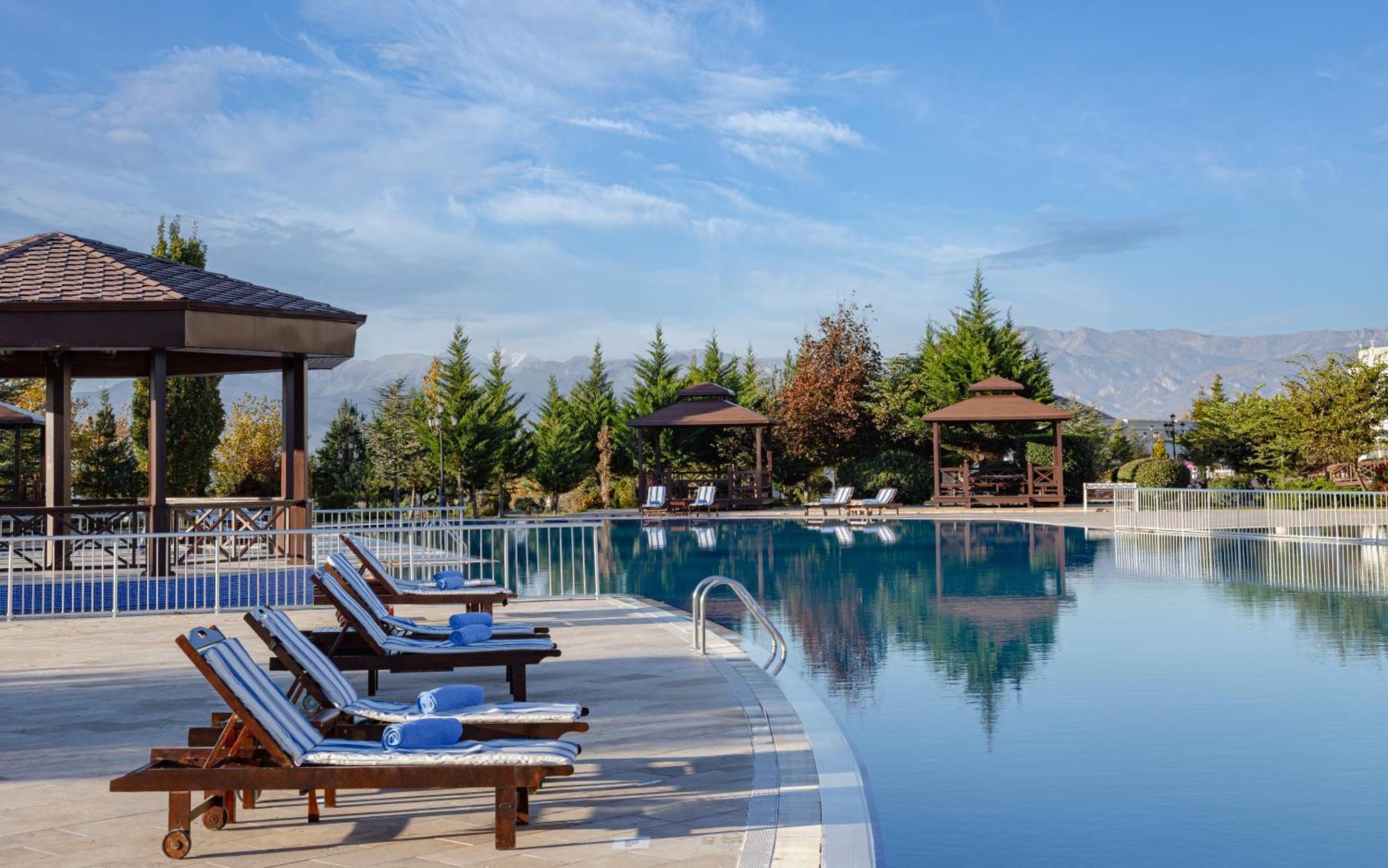 Shamakhi Palace Sharadil Seredil Exterior photo The swimming pool at the hotel
